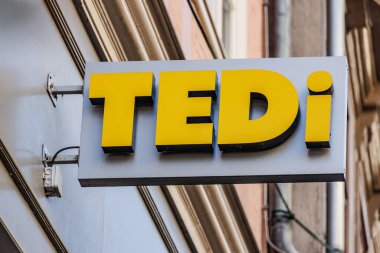 QUEDLINBURG, GERMANY - 6 Eylül 2023: Tedi (Top Euro Discount), Alman perakendecidir. Çeşitli ürünler günlük tüketim mallarını içeriyor.