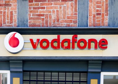 QUEDLINBURG, GERMANY - 6 Eylül 2023: Vodafone logosu Quedlinburg, Almanya - vodafone, İngiliz çokuluslu telekomünikasyon şirketidir..