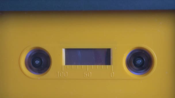 Gele Geluidsband Vintage Tape Recorder Speelt Audiocassette Vooruit — Stockvideo