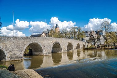 Hesse Almanya 'sında eski taş köprüsü olan Wetzlar Lahn Nehri
