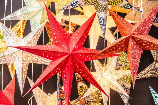 Hermosa Colgando Colorido Cartón Estrellas Navidad Imagen de stock