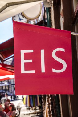 Almanca harfli dondurmalı pembe reklam bayrağı..