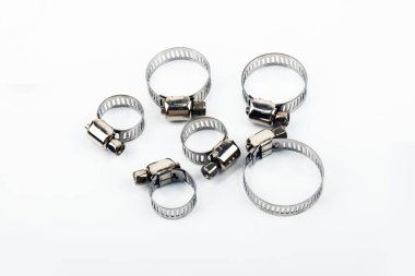 Beyaz zemin üzerinde izole edilmiş çeşitli Hortum Clambs setleri