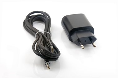 Parlak arkaplan üzerinde izole USB C kablosu olan güç adaptörü