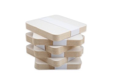 Beyaz arkaplanda izole edilmiş basılmamış bira paspası yığını.