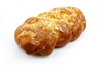 Beyaz arka planda izole edilmiş badem dilimli Paskalya Buğdayı