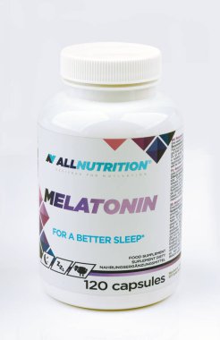 HUETTENBERG, HESSE / GERMANY 07-22-2024: Beyaz arkaplan üzerinde ALLNUTRITION Melatonin kapsülleri. Daha iyi bir uyku için melatonin..