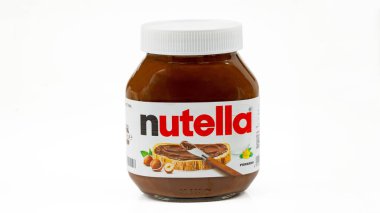 HUETTENBERG, HESSE / GERMANY 06-03-2024: Nutella, tatlı bir fındık çikolatasının ünlü markası, 1964 yılında İtalyan Ferrero şirketi tarafından piyasaya sürüldü. .