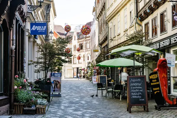 ALMANY, QUEDLINGBURG - 06 Eylül 2023: Yazın Quedlinburg şehir merkezinde alışveriş caddesi