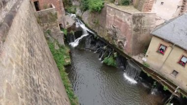 Saarburg, Almanya 'daki Saar Nehri üzerinde geleneksel su değirmeni binası. 