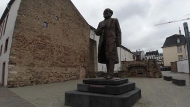 Karl Marx 'ın bronz heykeli, filozof ve ekonomist, memleketi Almanya' da