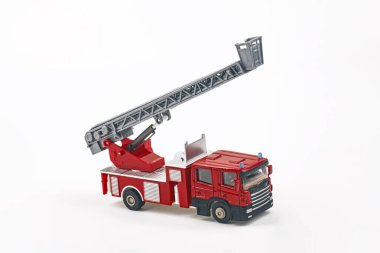 Merdiveni genişleten kırmızı ve gri oyuncak itfaiye aracı, beyaz arka planda izole edilmiş, oyun zamanı veya eğitim amaçlı olarak hazır..