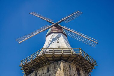 Gökyüzüne uzanan tarihi Alman yel değirmeni güneşli bir günde geleneksel mimari ve mühendislik sergiliyor..
