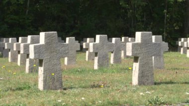 Almanya 'daki İkinci Dünya Savaşı Mezarlığı' nın Askeri 'nin mezar taşlarından ayrıntılar