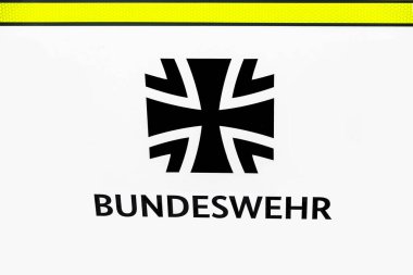 WETZLAR, ALMANY - 05 Temmuz 2024: BUNDESWEHR beyaz arka planda Alman ordusunun logosu.