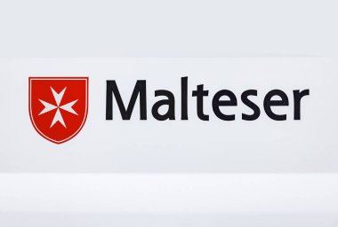 WETZLAR, ALMANY - 05 Temmuz 2024: MaltESER logosu. MALTESER bir Alman Katolik yardım örgütüdür..