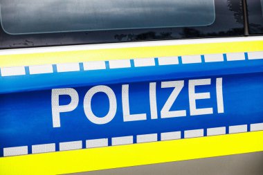 WETZLAR, ALMANY - 05 Temmuz 2024: Polis arabasında Alman polisinin polis logosu.