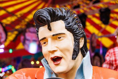 WETZLAR, ALMANY - 05 Temmuz 2024: Almanya 'da bir Break Dance Ride' ın yakınındaki bir panayırda ELVIS Presley Doll 'un Portresi. 