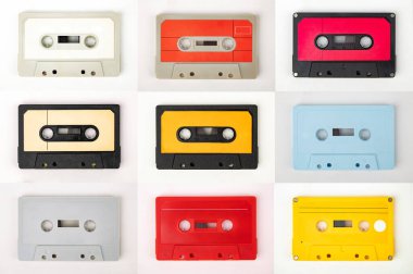 Beyaz arka planda yalıtılmış arka arkaya Retro Ses Teyplerinden Toplama