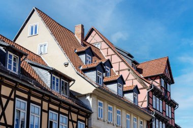 Güzel eski Alman şehirleri, seyahat ve Alman turistik yerleri. Eski tarihi evlerin cephesine manzara.