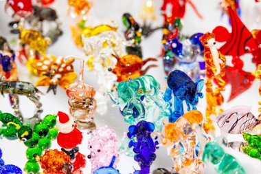 Canlı cam hayvanlar oyuncu ve sanatsal bir düzende sergileniyor.