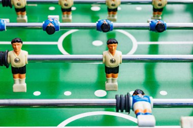 Futbolcular yeşil alana dizildiler ve oyuna hazırlar.