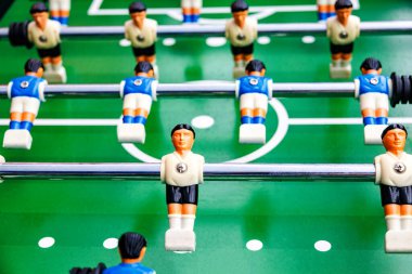 Futbolcular yeşil alana dizildiler ve oyuna hazırlar.