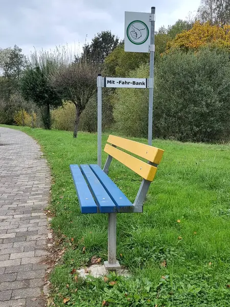 Renkli sürüş paylaşım bankı, yolcuları gezintileri paylaşmaya, toplumu teşvik etmeye ve Alman kırsal kesiminde çevre dostu seyahatlere davet ediyor.