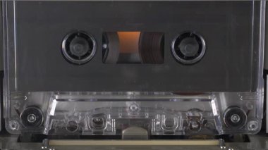 Güvertede çalan şeffaf ses kaseti