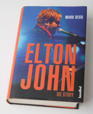 HUETTENBERG, ALMANY - 18 Mayıs 2025: Mark Bego 'dan ELTON JOHN Biyografisi. Elton John, İngiltere 'nin en başarılı müzisyenlerinden biridir..