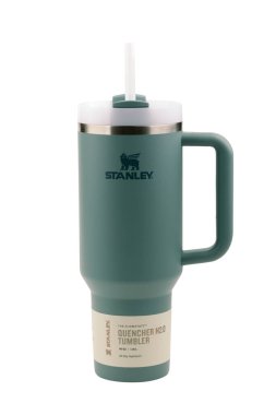 HUETTENBERG, GERMANY - 25 Ocak 2025: STANLEY Quencher H2.0 FlowState içecek şişesi ile saman 1.18 L - termo bardağı.
