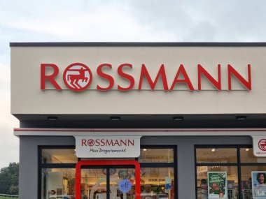 BraunFELS, ALMANY - 15 Ekim 2024: bir cephede ROSSMANN logosu. ROSSMANN, Almanya 'da önemli bir droguerie zinciri..