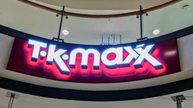 WETZLAR, GERMANY - 5 Ocak 2025: TK MAXX tarafından aydınlatılmış logo bir alışveriş merkezi cephesinde asılı duruyor. 