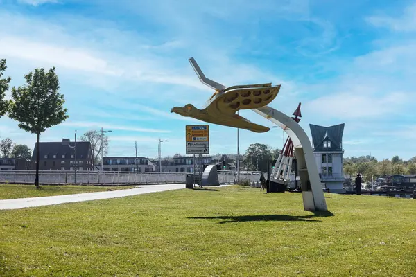 KAPPELN, ALMANY - 15 Mayıs 2024: Albatros yelkenli gemisi Gorch Fock 'un figür başı.