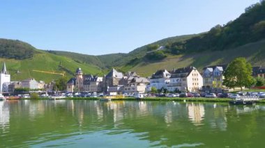 Resimli berncastel-kues köyü sakin Moselle Nehri 'ni yansıtıyor, Almanya' nın Rhineland-Palatinate bölgesindeki üzüm bağlarıyla çevrili,