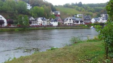 Lahn Nehri 'nde yağmurlu bir gün. Alman kasabası Obernhof yakınlarında. Üzüm bağlarıyla kaplı tepelerle çevrili.. 