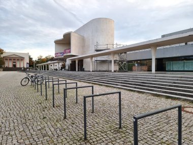 DARMSTADT, GERAMNY - 13 Ekim 2024: Darmstadt 'taki Georg-Bchner-Area' daki Hessian Devlet Tiyatrosu 'nun modern mimarisi. 