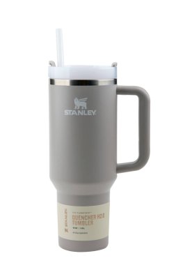 HUETTENBERG, GERMANY - 25 Ocak 2025: STANLEY Quencher H2.0 FlowState içecek şişesi ile saman 1.18 L - termo bardağı.