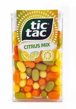 HUETTENBERG, GERMANY - 5 HAZİRAN 2025 Tic Tac Dragees in plastic box with citrus mix. Von Ferrero 'yu Tic Tac üretti.