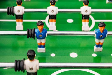 Futbolcular yeşil alana dizildiler ve oyuna hazırlar.