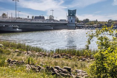 Schlei nehri boyunca uzanan modern bascule köprüsü, Almanya 'nın Kappeln şehir merkezinde kontrol kulesi