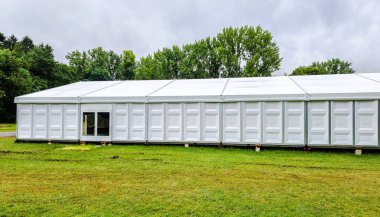 Modüler ticaret fuar çadırı etkinlikler için hazır, çimenli bir parkta kurulmuş