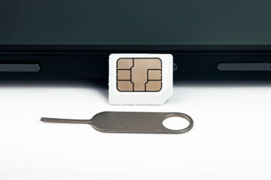 Sim kartı fırlatma aracıyla akıllı telefona yerleştirilirken makro görüntüyü kapat