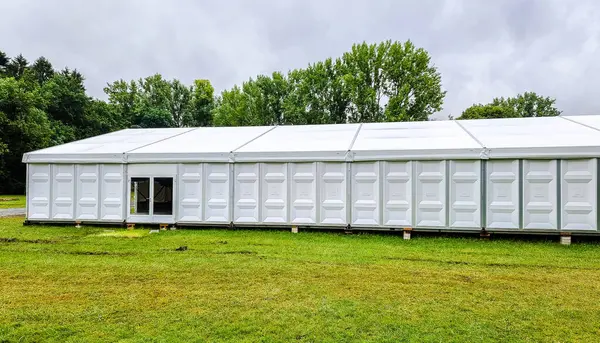Modüler ticaret fuar çadırı etkinlikler için hazır, çimenli bir parkta kurulmuş