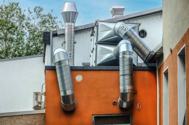 Metal havalandırma boruları ve boruların binanın çatısından geçtiği görülmüş. Bu da HVC sistemi olduğunu gösteriyor.