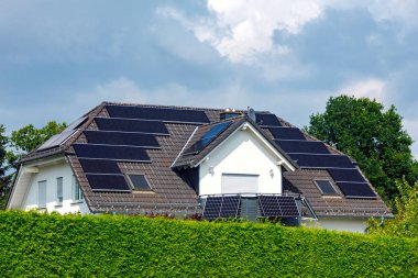 Yerleşim yerlerinin çatısına kurulmuş güneş panelleri temiz enerji sağlayarak geleneksel enerji kaynaklarına olan bağımlılığı azaltıyor