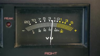 Bağbozumu analog hacim ölçerin yakın plan görüntüsü. İğne dalgalanıyor, ses seviyelerini gösteriyor.