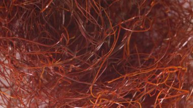 Kurutulmuş kırmızı biber ipliklerine yakın çekim, canlı ve detaylı bir doku yaratır.