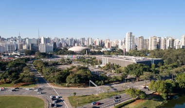 Sao Paulo şehrinde Ibirapuera ve arka planda Avenida Paulista binaları. Ağaçları ve Ibirapuera parkının yeşil alanı olan korunma alanı..