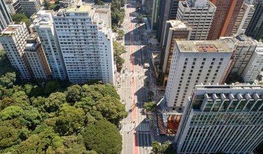 Brezilya 'nın Sao Paulo şehrindeki Trianon parkı yakınlarındaki Avenida Paulista' nın hava görüntüsü..